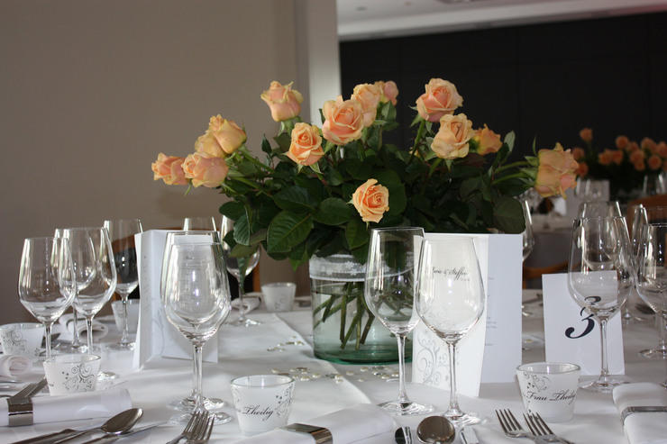 Gedeckter Tisch mit Blumen